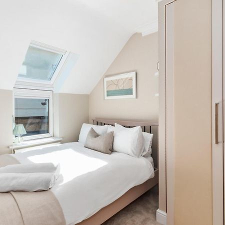 Weybridge - 2 Bed - Parking Lägenhet Exteriör bild