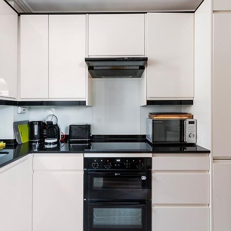 Weybridge - 2 Bed - Parking Lägenhet Exteriör bild