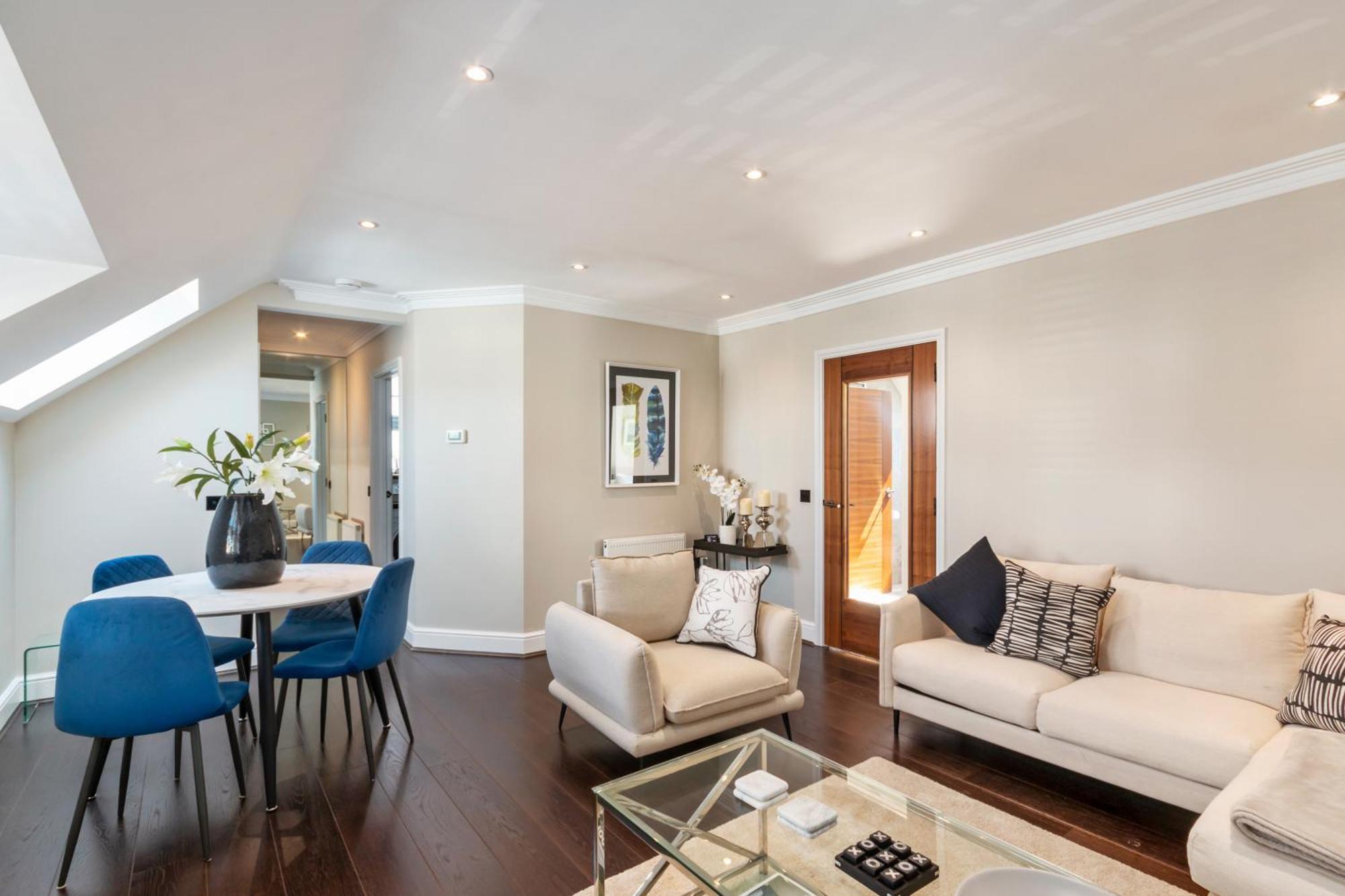 Weybridge - 2 Bed - Parking Lägenhet Exteriör bild