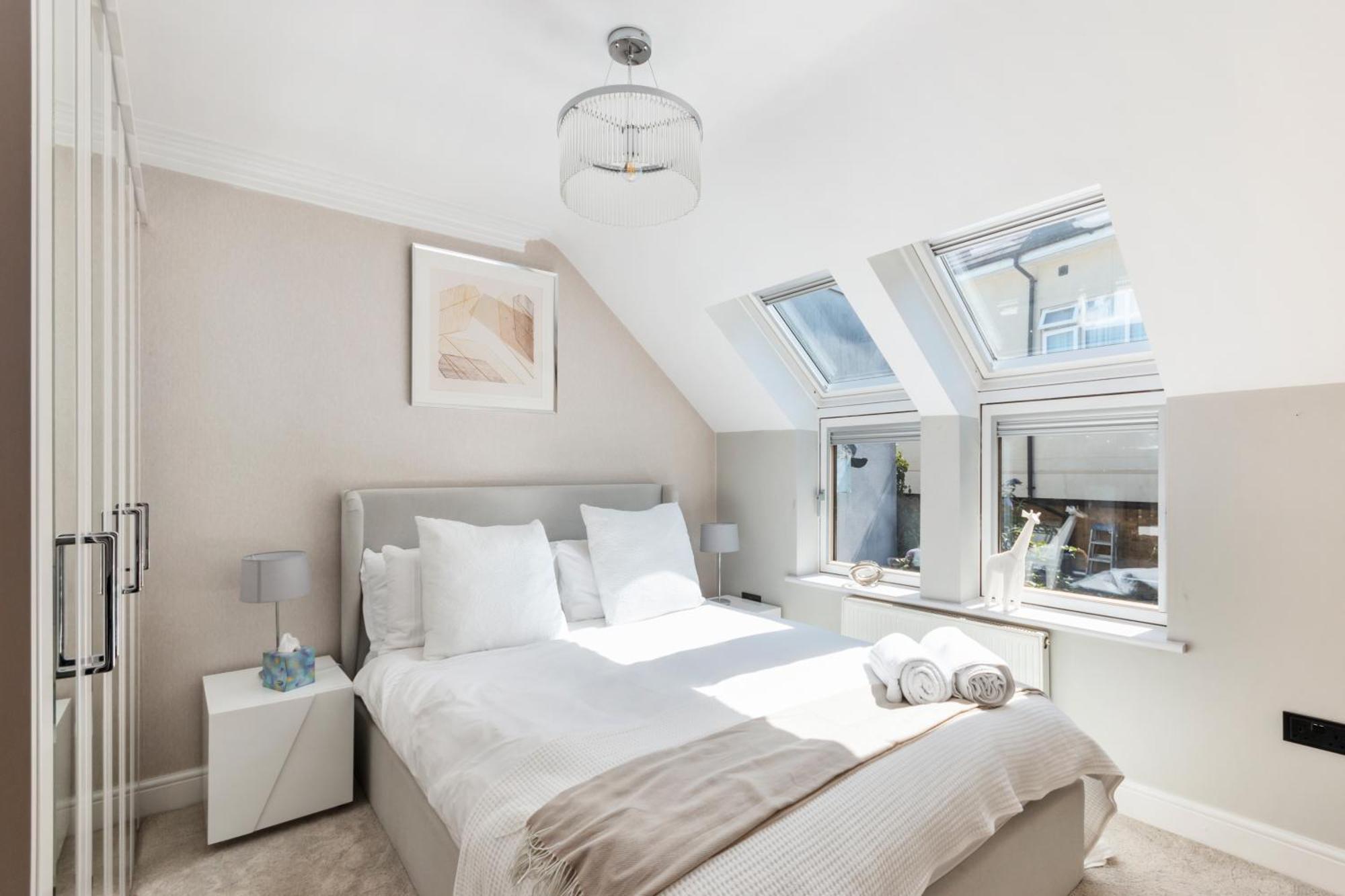 Weybridge - 2 Bed - Parking Lägenhet Exteriör bild