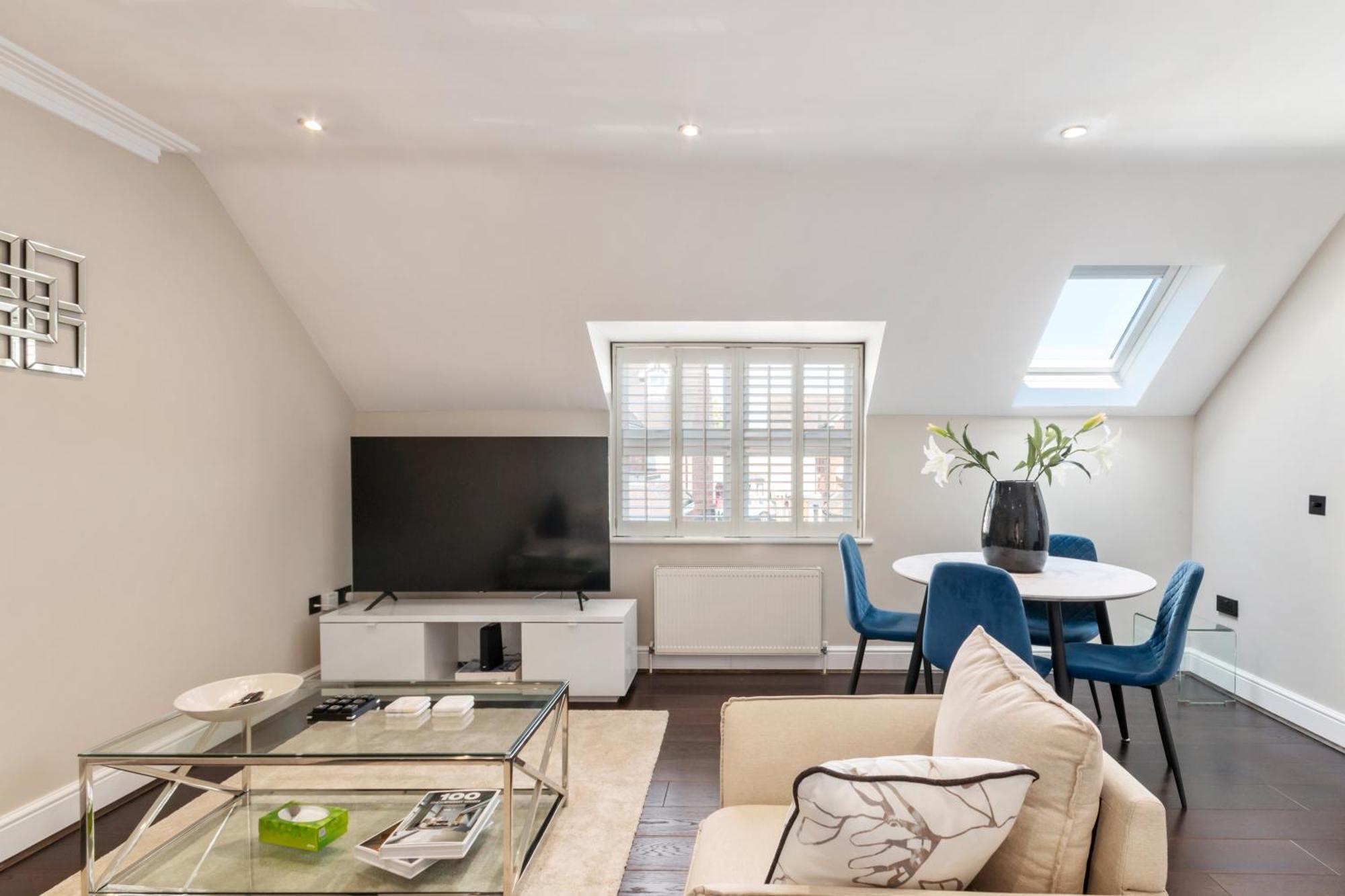 Weybridge - 2 Bed - Parking Lägenhet Exteriör bild