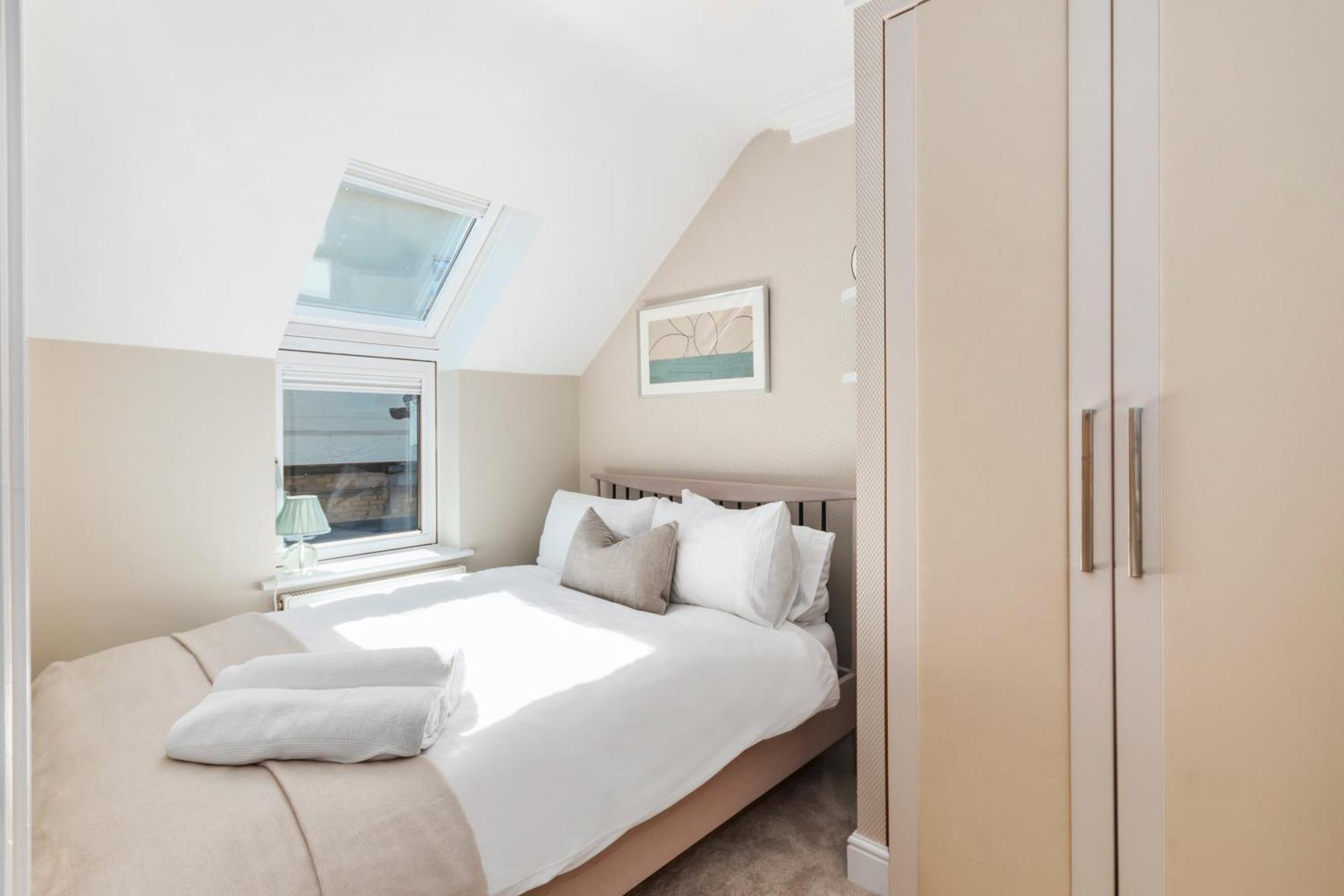 Weybridge - 2 Bed - Parking Lägenhet Exteriör bild